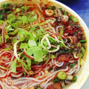 Snails and beef noodles on rainy days at Trieu Viet Vuong street