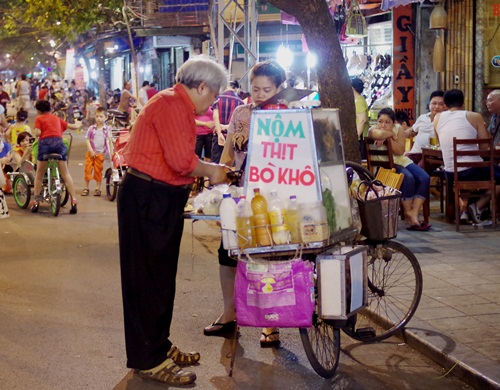 Hanoi Old Quarter Changes On Weekend Nights (1)