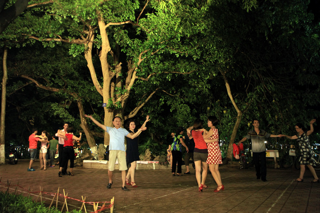 Dance Club In Hoan Kiem Lake (1)