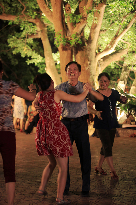 Dance Club In Hoan Kiem Lake (2)