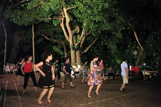 Dance Club In Hoan Kiem Lake (3)