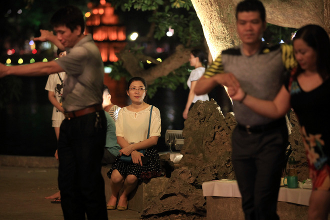 Dance Club In Hoan Kiem Lake (4)