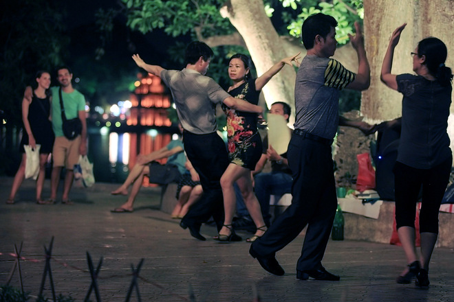 Dance Club In Hoan Kiem Lake (5)