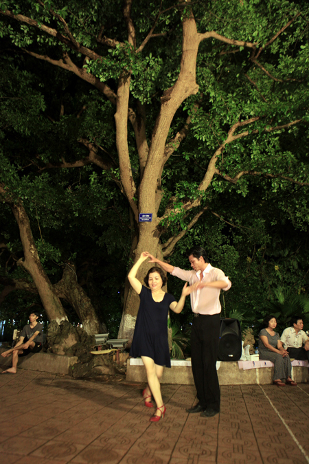 Dance Club In Hoan Kiem Lake (6)