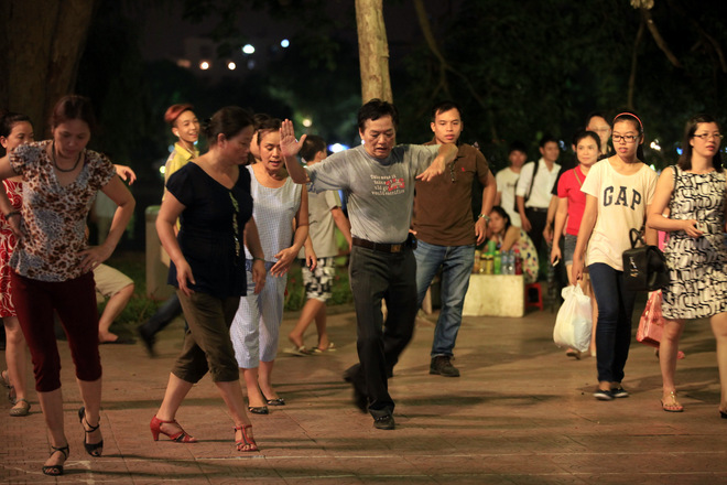 Dance Club In Hoan Kiem Lake (7)