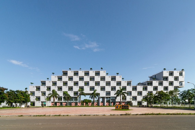 FPT University With Uniquely Designed Building  (1)