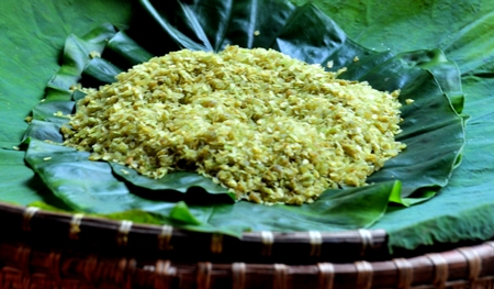 Green Sticky Rice Through Narrow Alleys in Ha Noi (1)